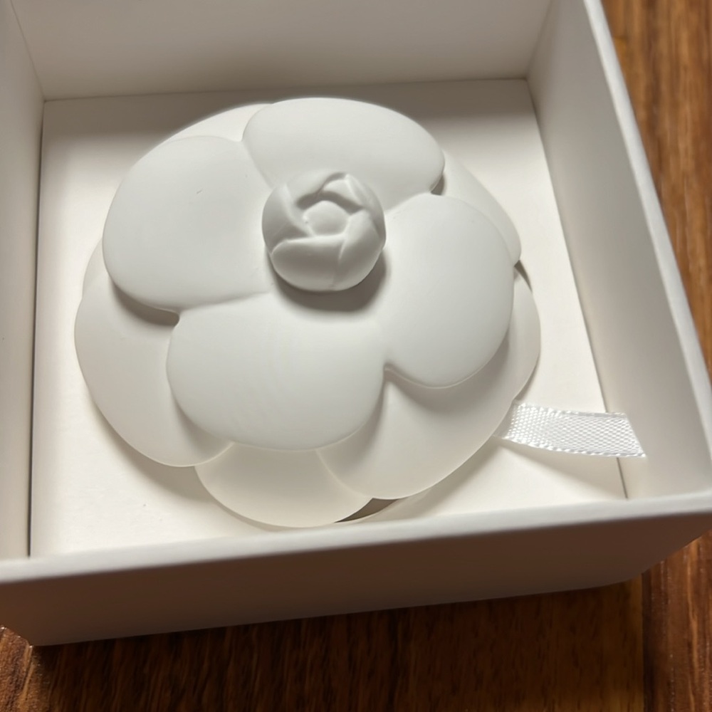 Chanel ceramic camellia works like diffuser. - Picture 2 of 4